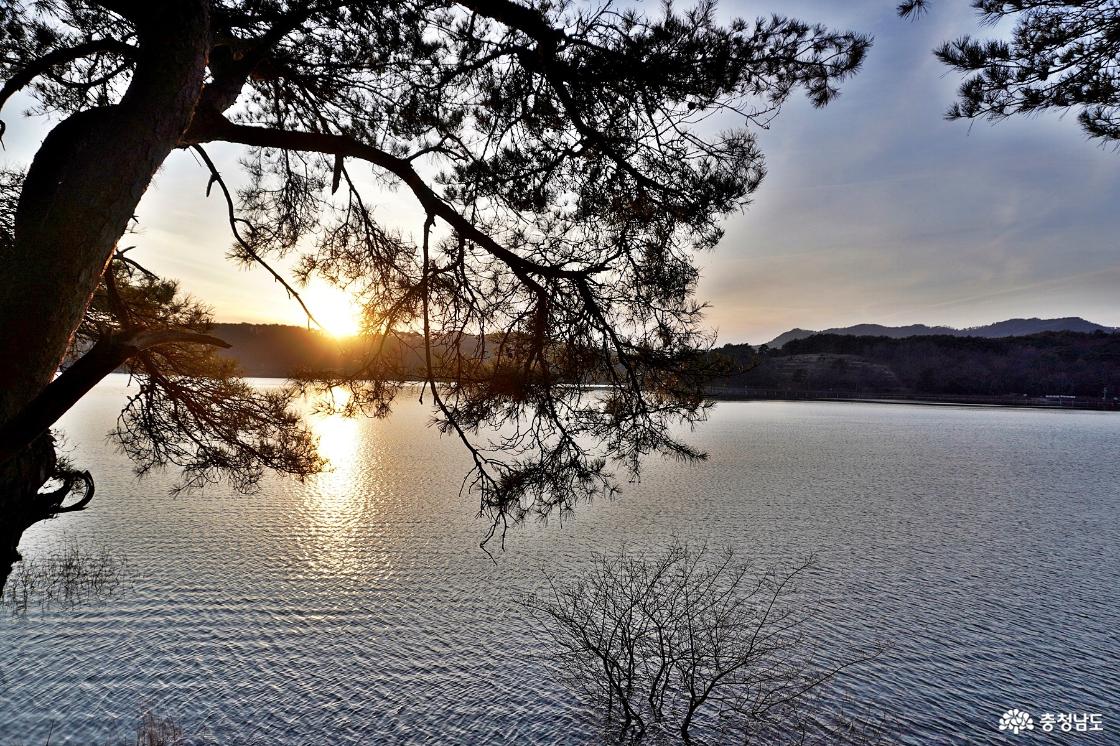 하루를 마감하는 풍전저수지의 저녁노을