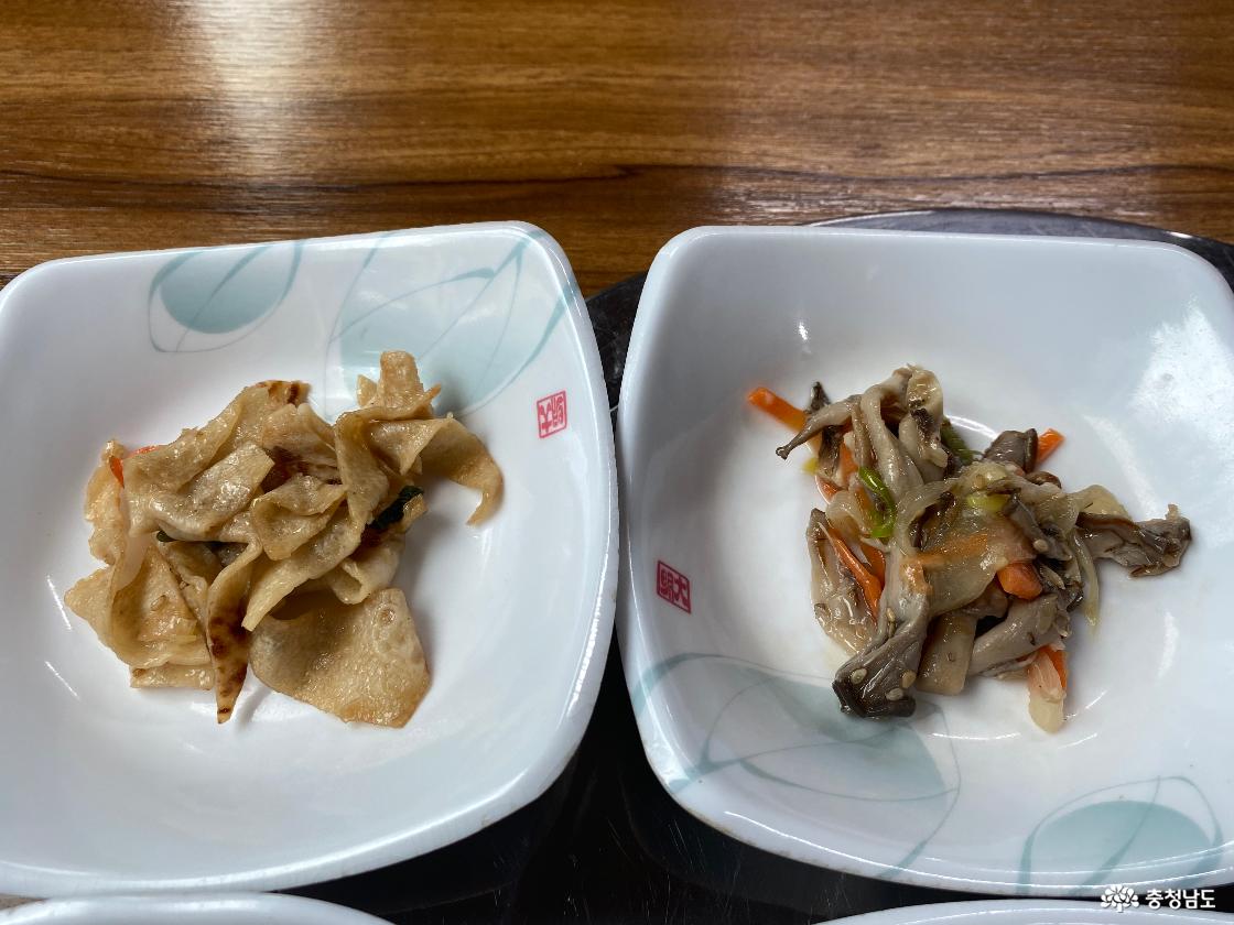 복수 할매한우 반찬들