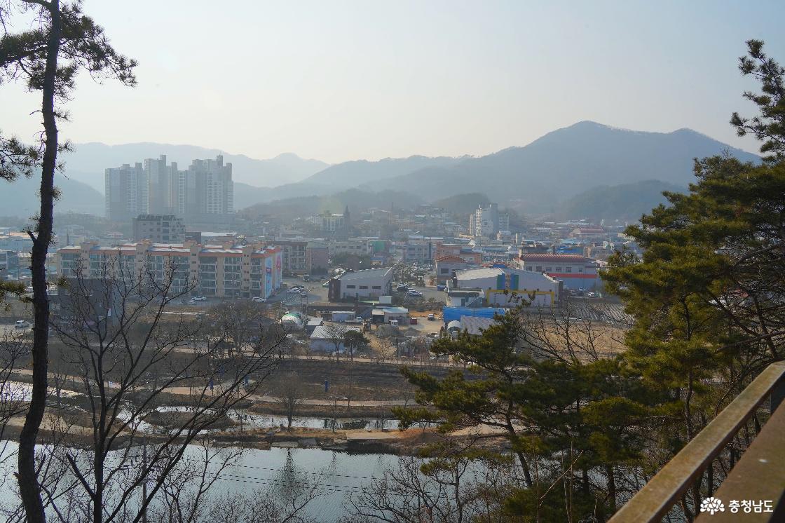 비득재둘레길 전망대에서 조망한 유구읍 전경