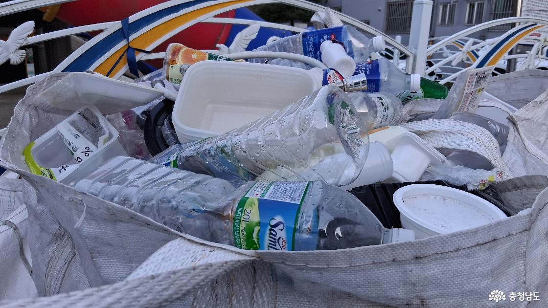 PET플라스틱이 일반 플라스틱에 섞여 분리배출되고 있다.