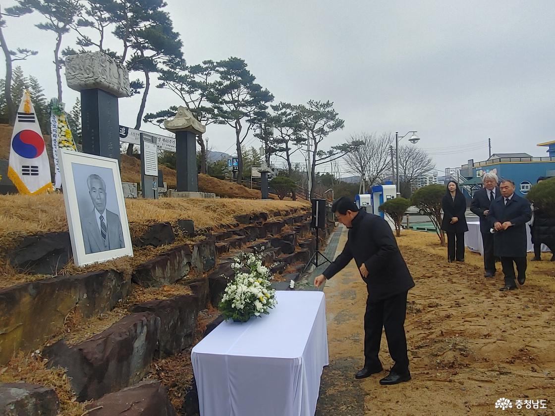 헌화하는 박범인 금산군수 