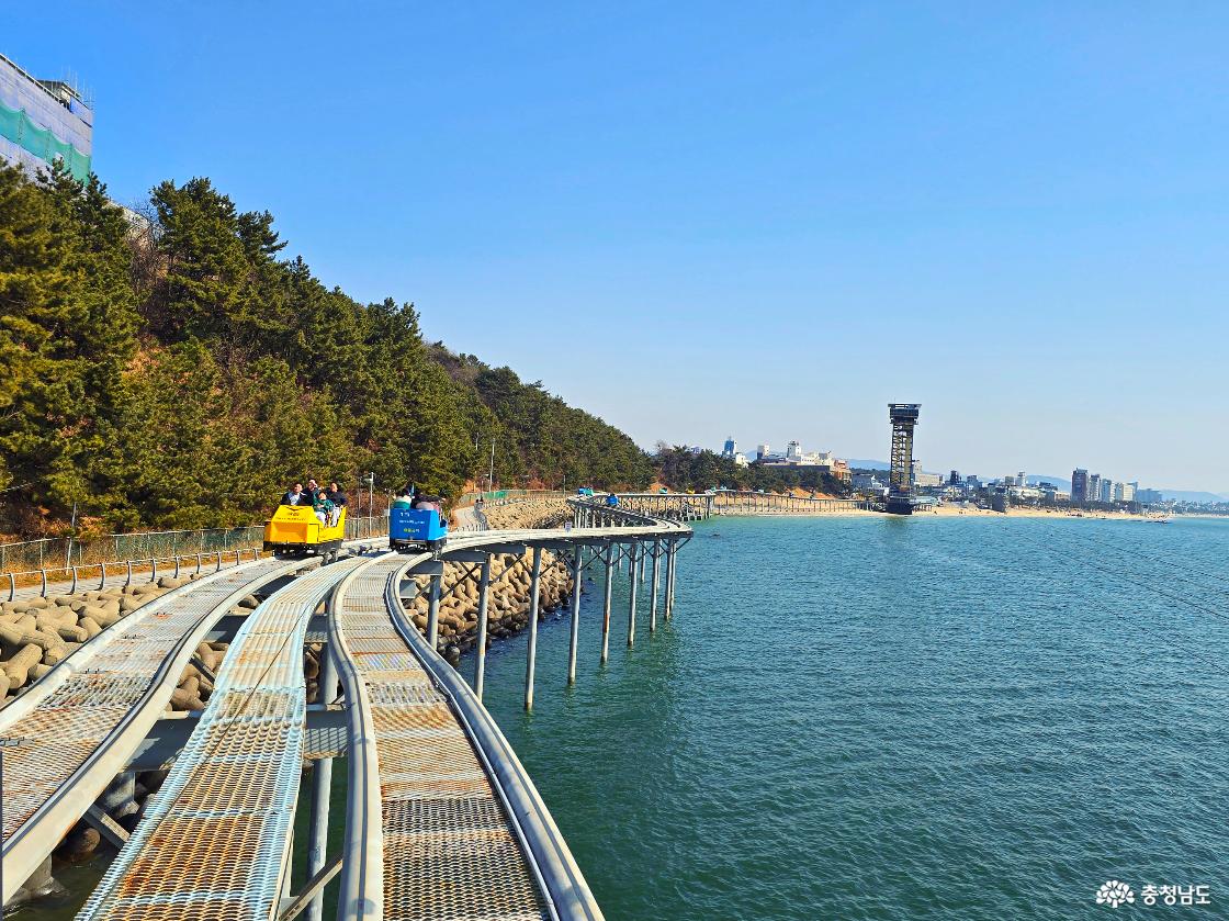대천해수욕장 해안선을 따라 이어진 스카이바이크 코스 전경, 전망타워와 해변이 함께 보이는 풍경