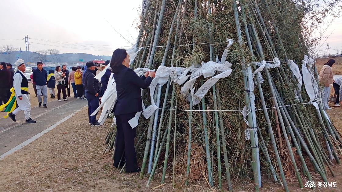 달집에 소원리본과 액댐 리본 묶기 