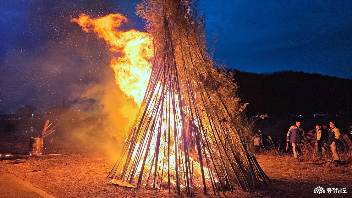 달집에 불 붙이기 