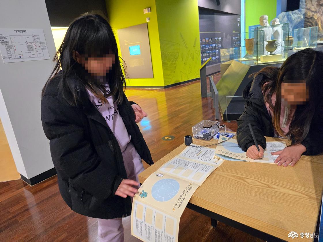 금산역사문화박물관 체험 미션지를 작성하는 어린이 체험 공간