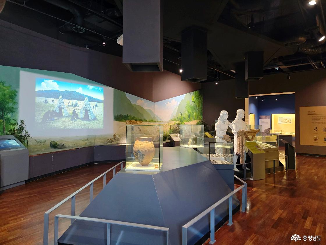 선사시대 생활을 소개하는 금산역사문화박물관 전시관 내부