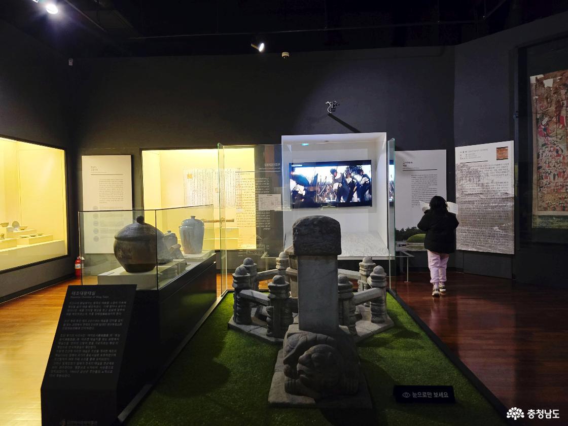 금산 문화유산과 석물 전시가 있는 박물관 내부 전시 공간
