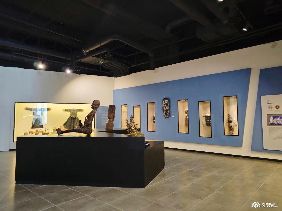 세계 전통 유물과 조각상이 전시된 금산역사문화박물관 전시실