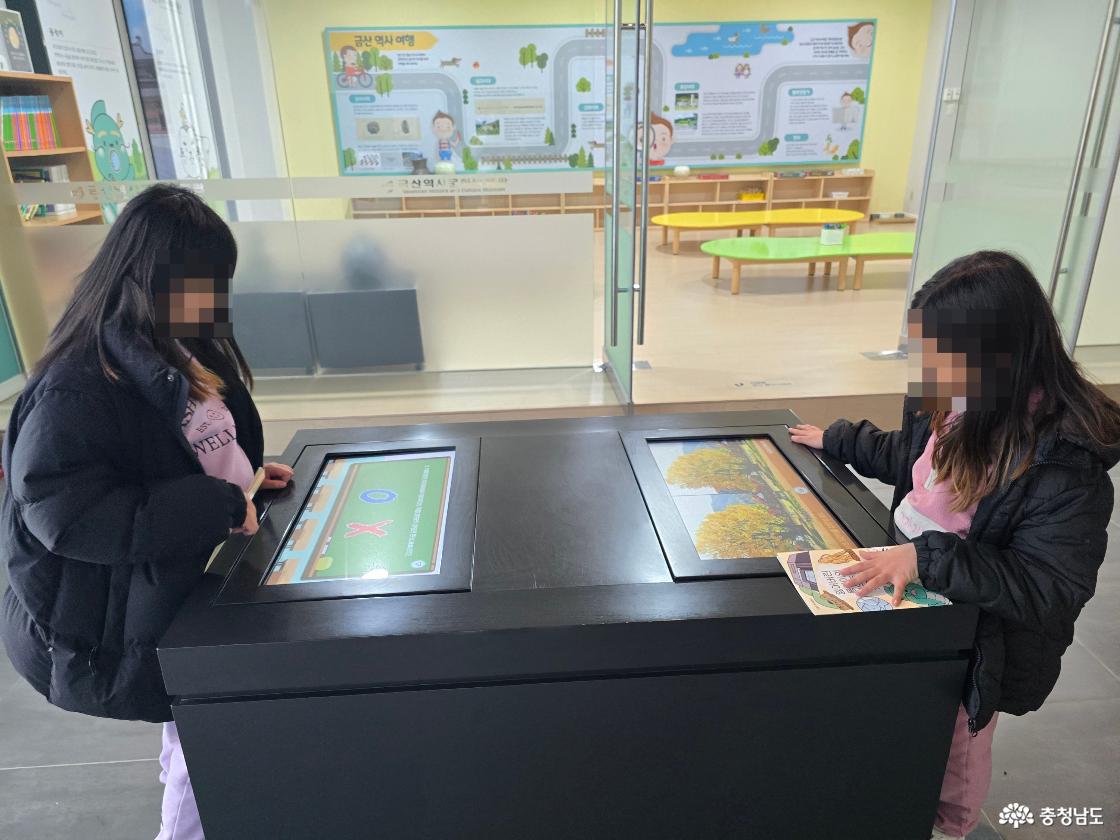 어린이 역사 체험 게임 테이블을 이용하는 모습