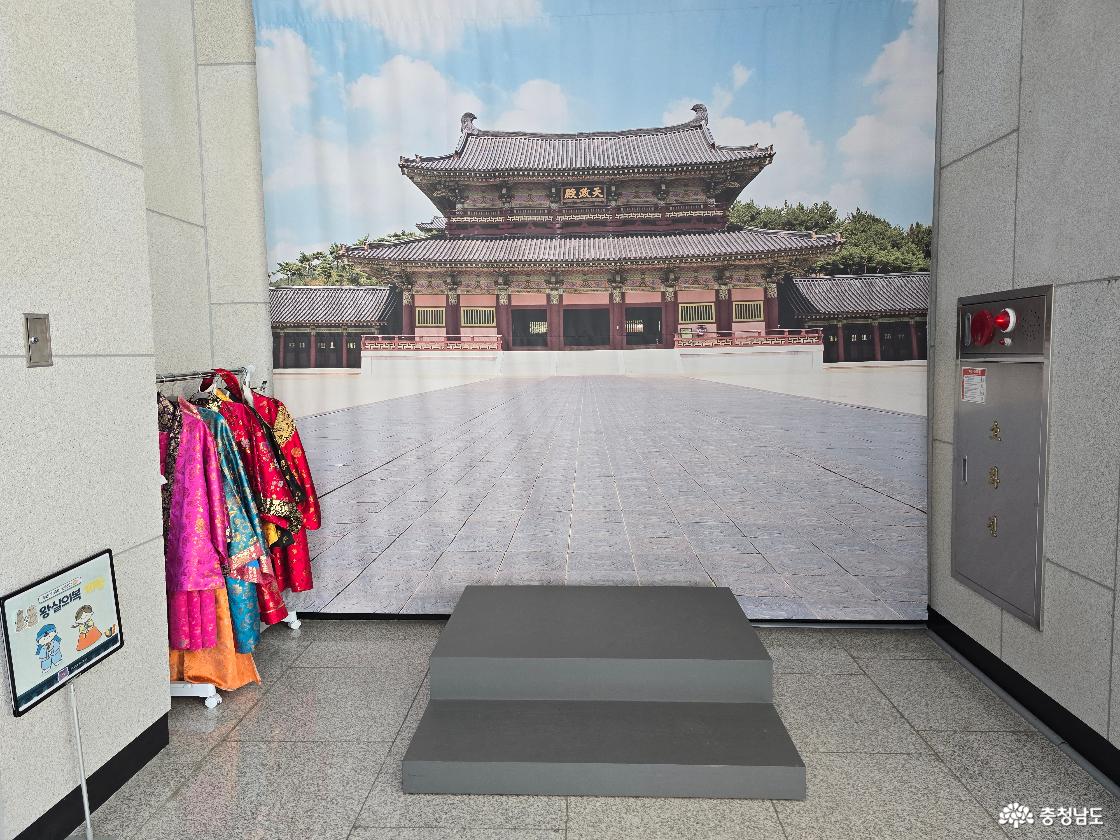 전통 복식 체험 포토존과 궁궐 배경 사진 공간