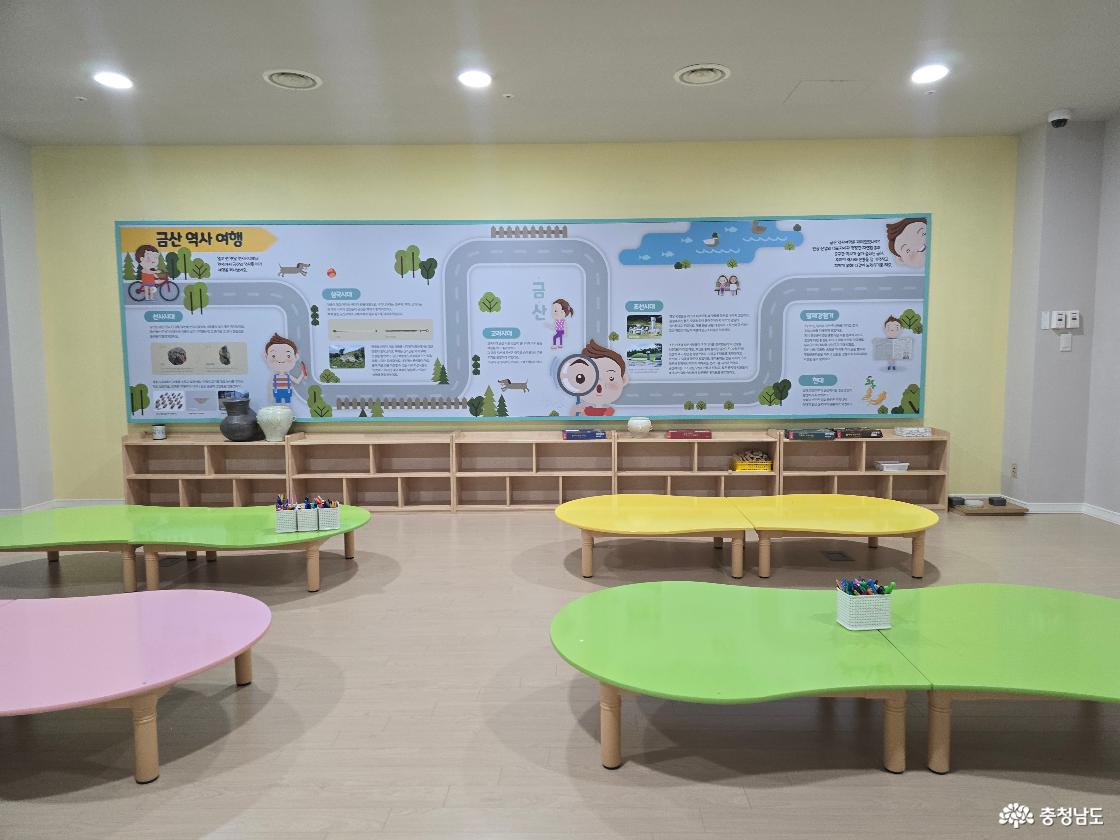 어린이 역사 체험 교실 내부 모습과 체험 테이블