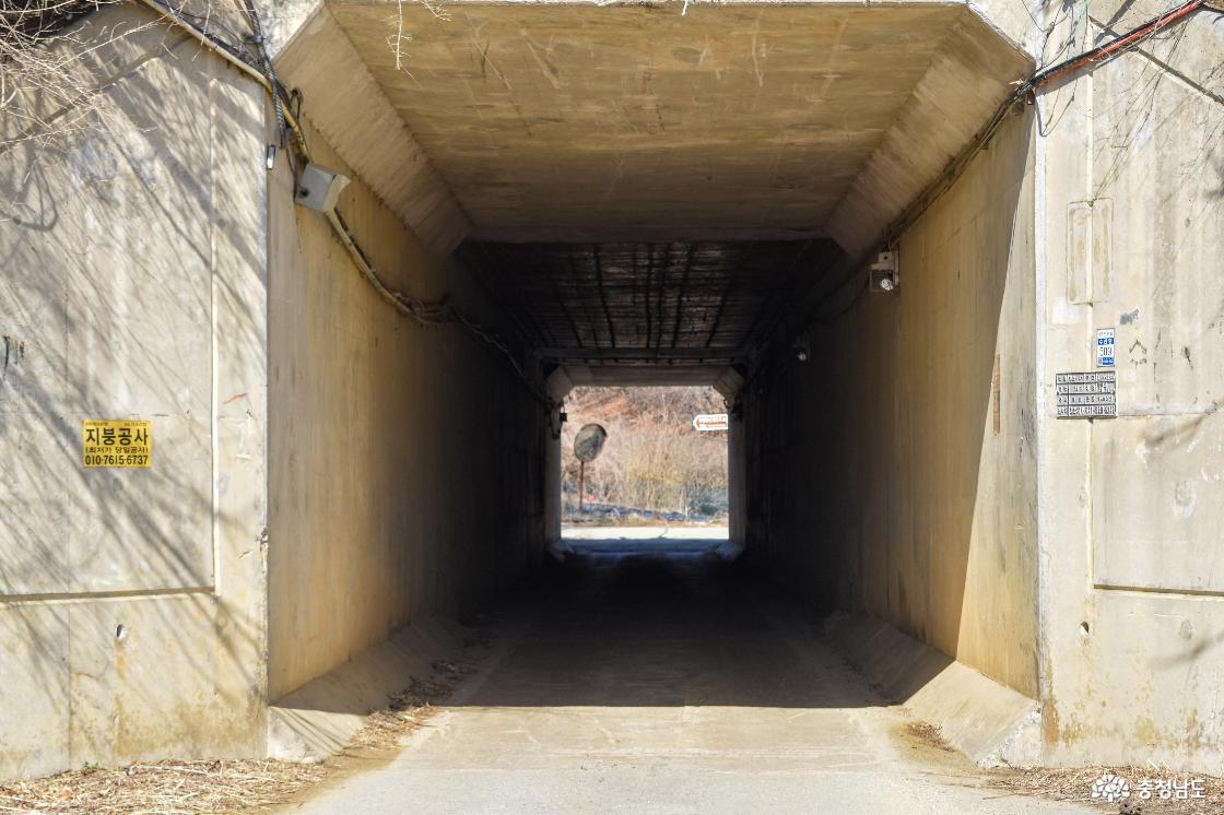 한명회 묘역 가는 길에 위치한 좁은 굴다리