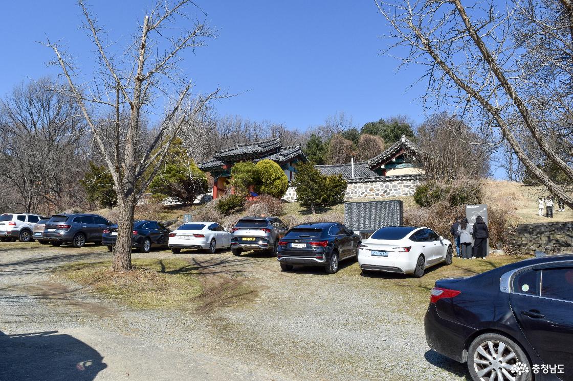 묘역 입구 주차공간