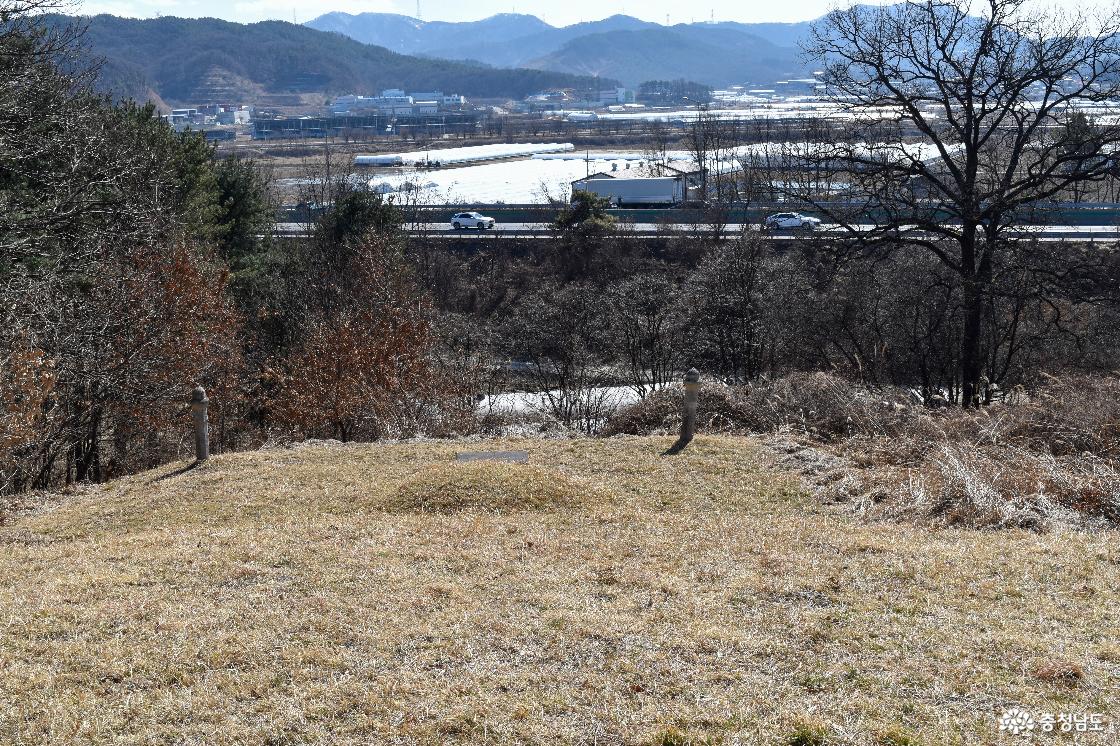 묘역 앞으로 보이는 경부고속도로 모습