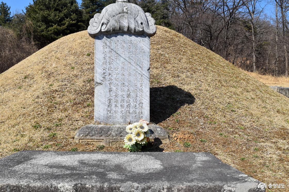 꽃이 올라가 있는 묘소