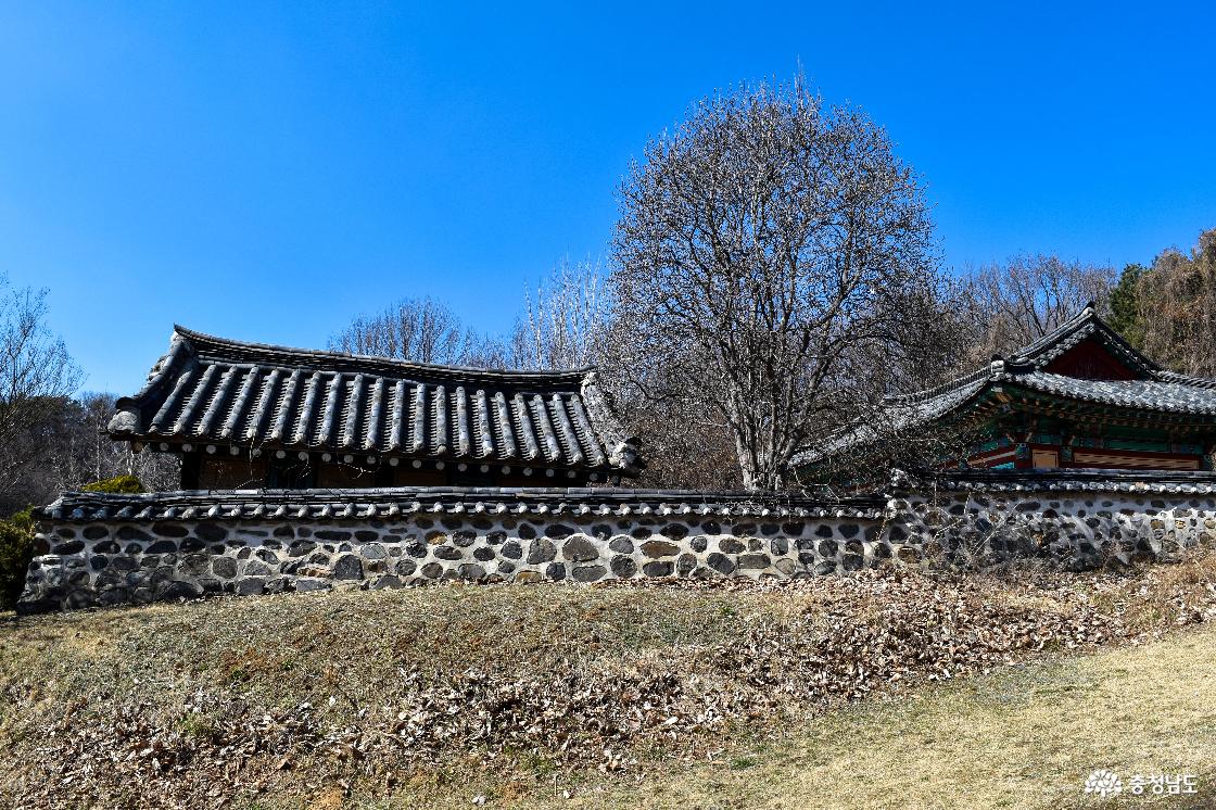 측면에서 바라본 청주 한씨 재실