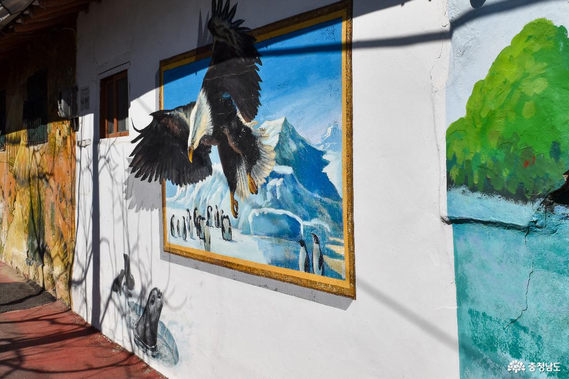 미나릿길 벽화마을 작품 중 독수리 그림