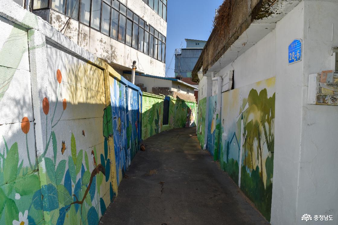 미나릿길 벽화마을 작품 중 골목 풍경