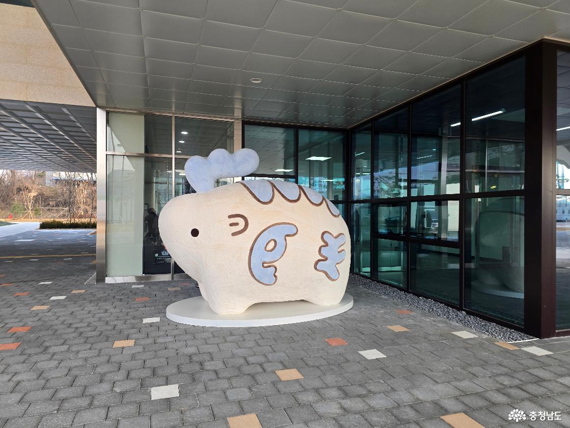 백제문화전당 입구 옆에 설치된 귀여운 백제 캐릭터 조형물