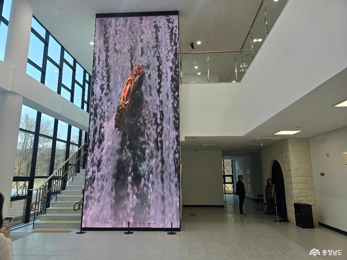 로비 중앙에 설치된 대형 미디어 아트 LED 스크린 전시