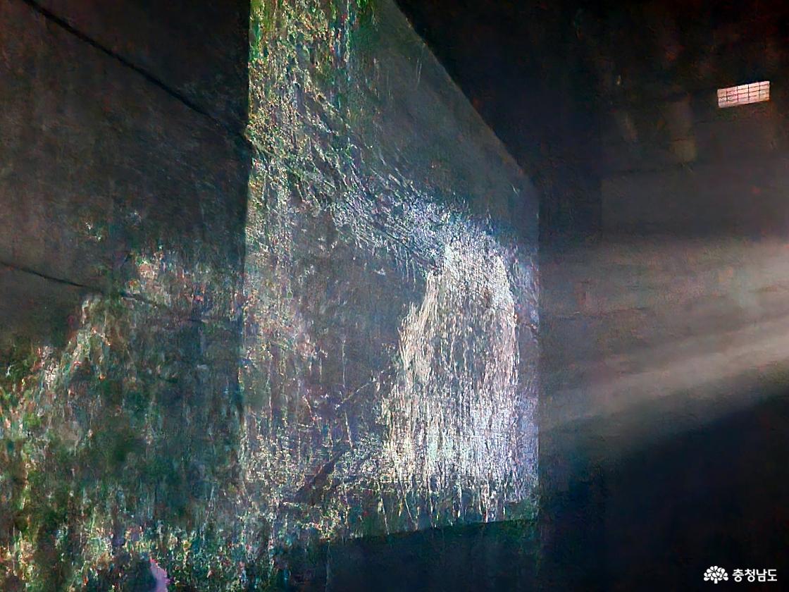 빛과 반사가 만들어내는 어두운 공간의 미디어 아트 전시