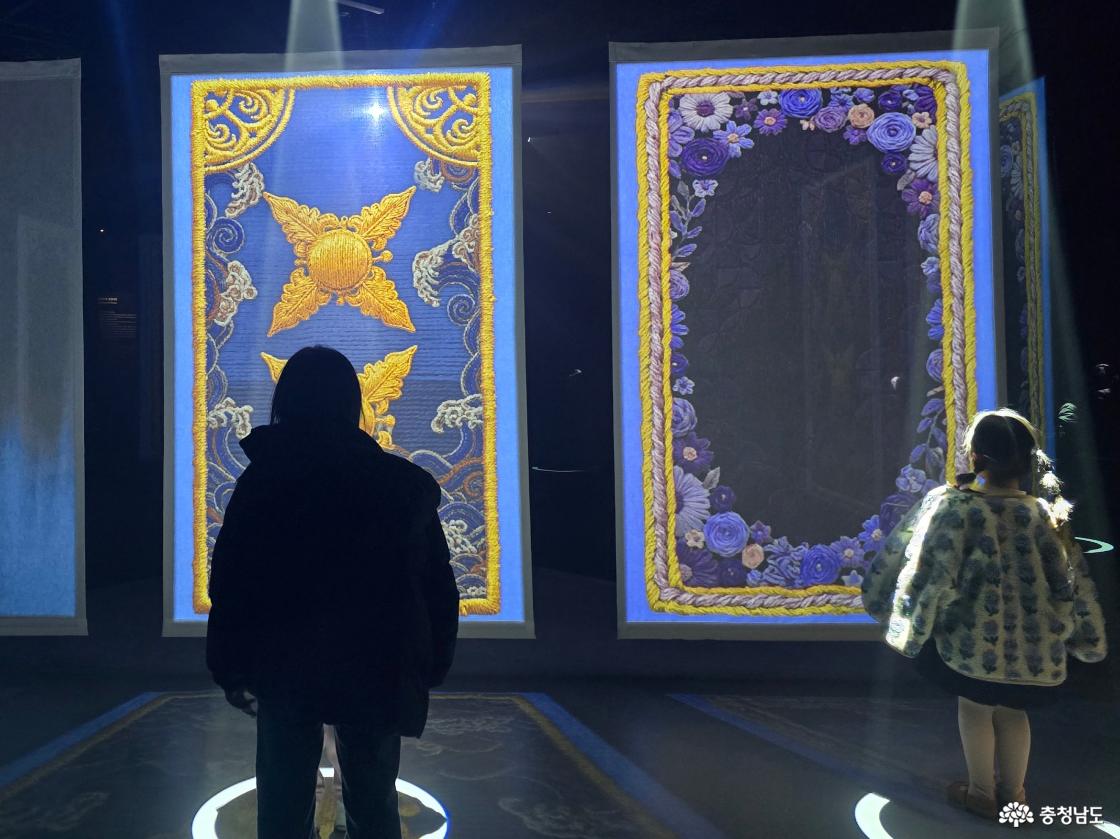 조명이 비추는 디지털 패턴 아트 전시 공간