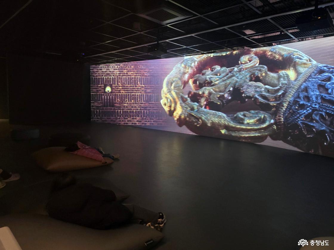 대형 미디어 영상으로 표현된 백제 유물 전시 공간
