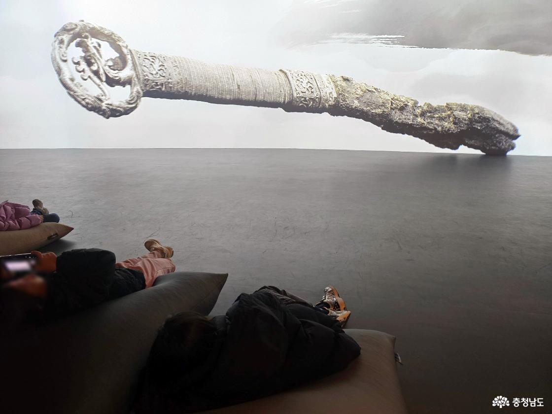 대형 화면에 백제 유물 이미지 영상 전시 공간