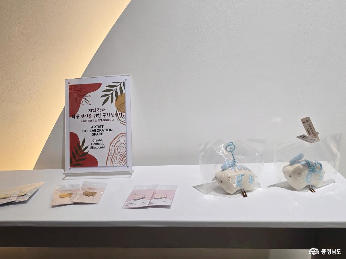 백제 캐릭터 인형 키링과 기념품이 전시된 굿즈 코너