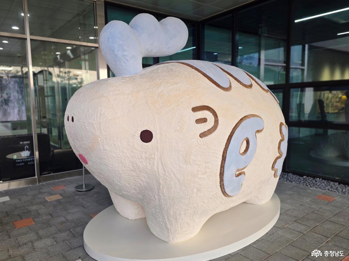 백제문화전당 입구에 설치된 대형 캐릭터 조형물 클로즈업