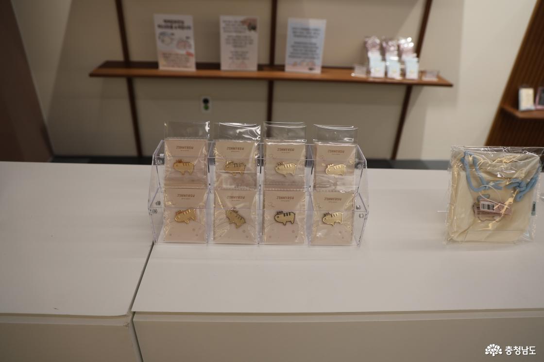 다양한 소품을 구매할 수 있는 공간