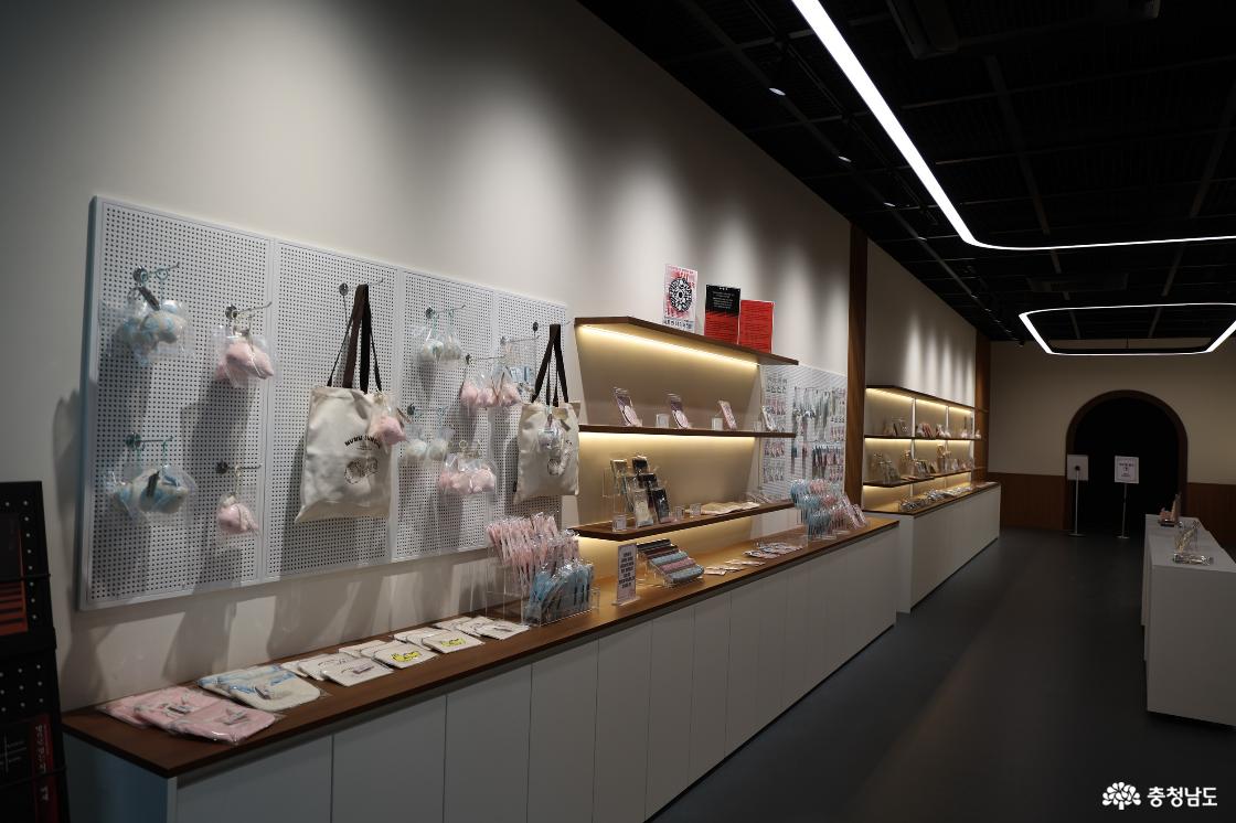 체험하고 구매하고 느낄 수 있는 공간