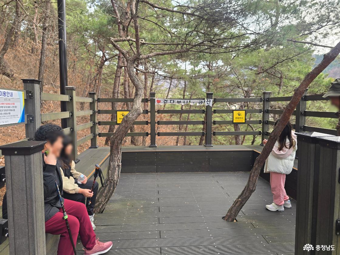 월영산 출렁다리 중간 쉼터, 나무 데크에서 휴식하는 방문객과 자연 풍경