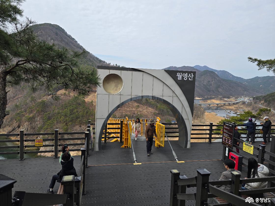 금산 월영산 출렁다리 입구 게이트, 다리 진입 전 포토존과 안내 시설 전경