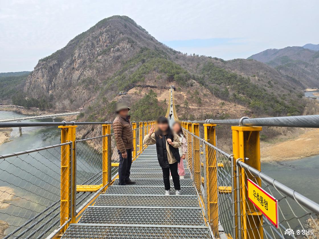 월영산 출렁다리 위 가족 방문 모습, 아이들과 함께 다리를 건너는 장면