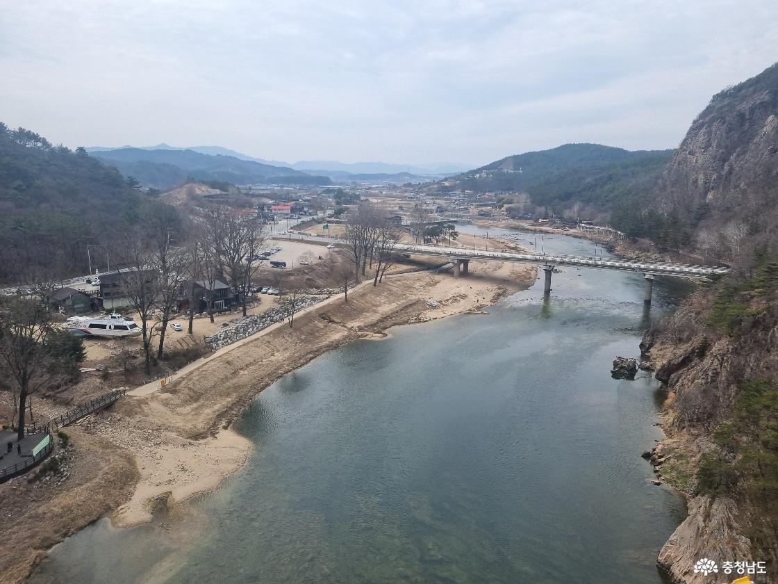 월영산 출렁다리에서 본 강변 도로와 절벽 풍경, 자연과 도로가 어우러진 모습