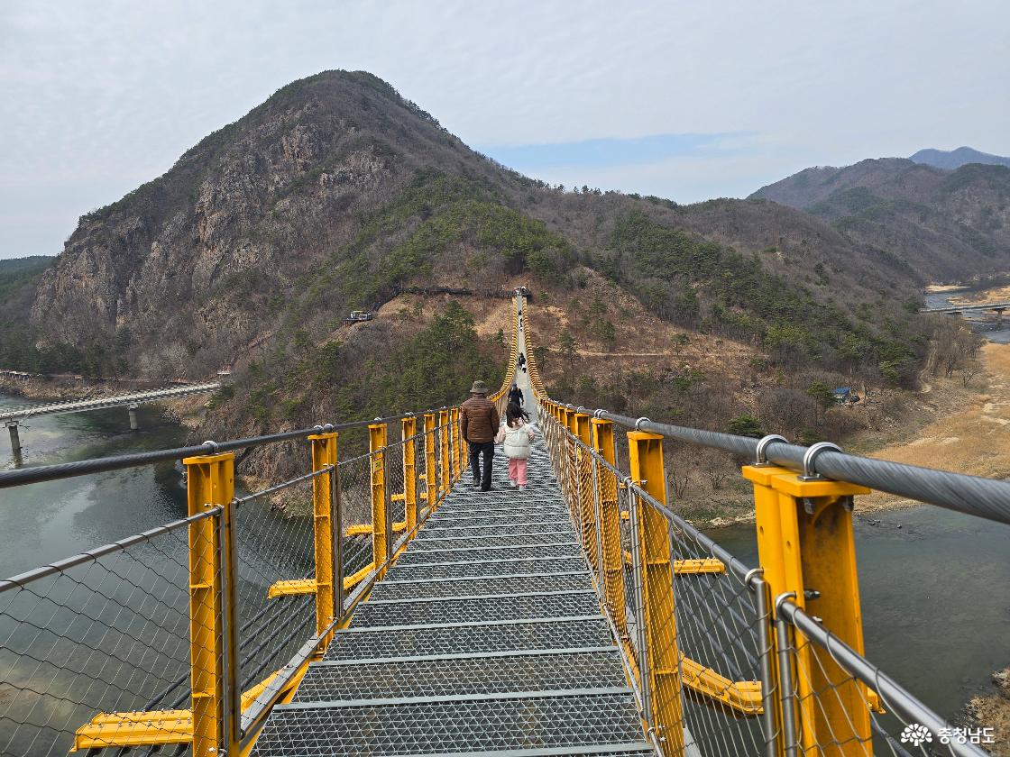 월영산 출렁다리 중앙 구간, 노란 난간을 따라 길게 이어진 다리 위를 걷는 방문객들