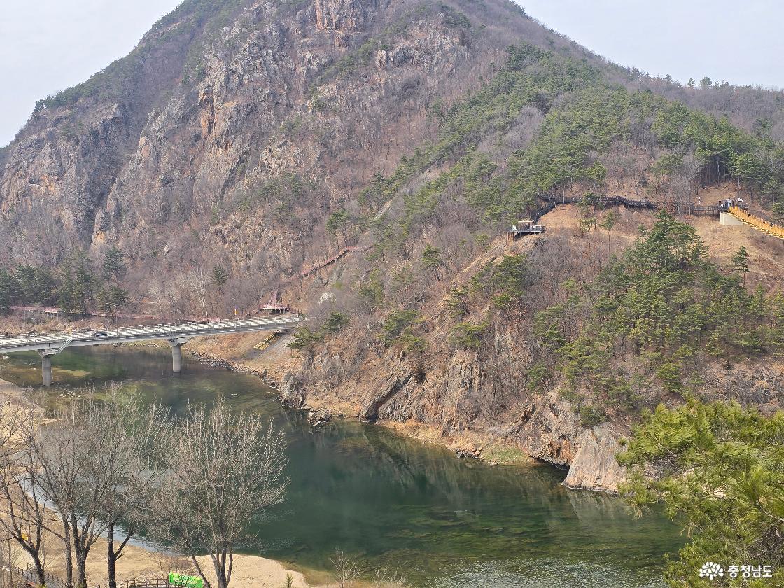 금산 월영산 절벽과 금강 풍경, 바위산과 맑은 강물이 어우러진 자연 경관
