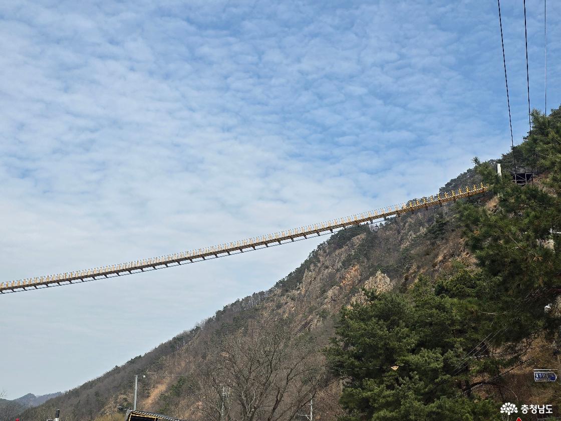 금산 월영산 출렁다리와 암벽 산세, 강과 절벽이 어우러진 풍경