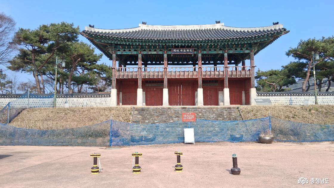 포정사문루(布政司門樓)는 충남유형문화재로 지정돼 있다.