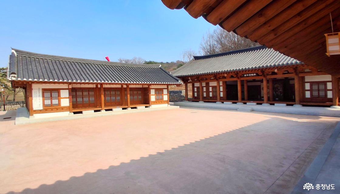 공주감영관(중앙)과 유교문화체험관