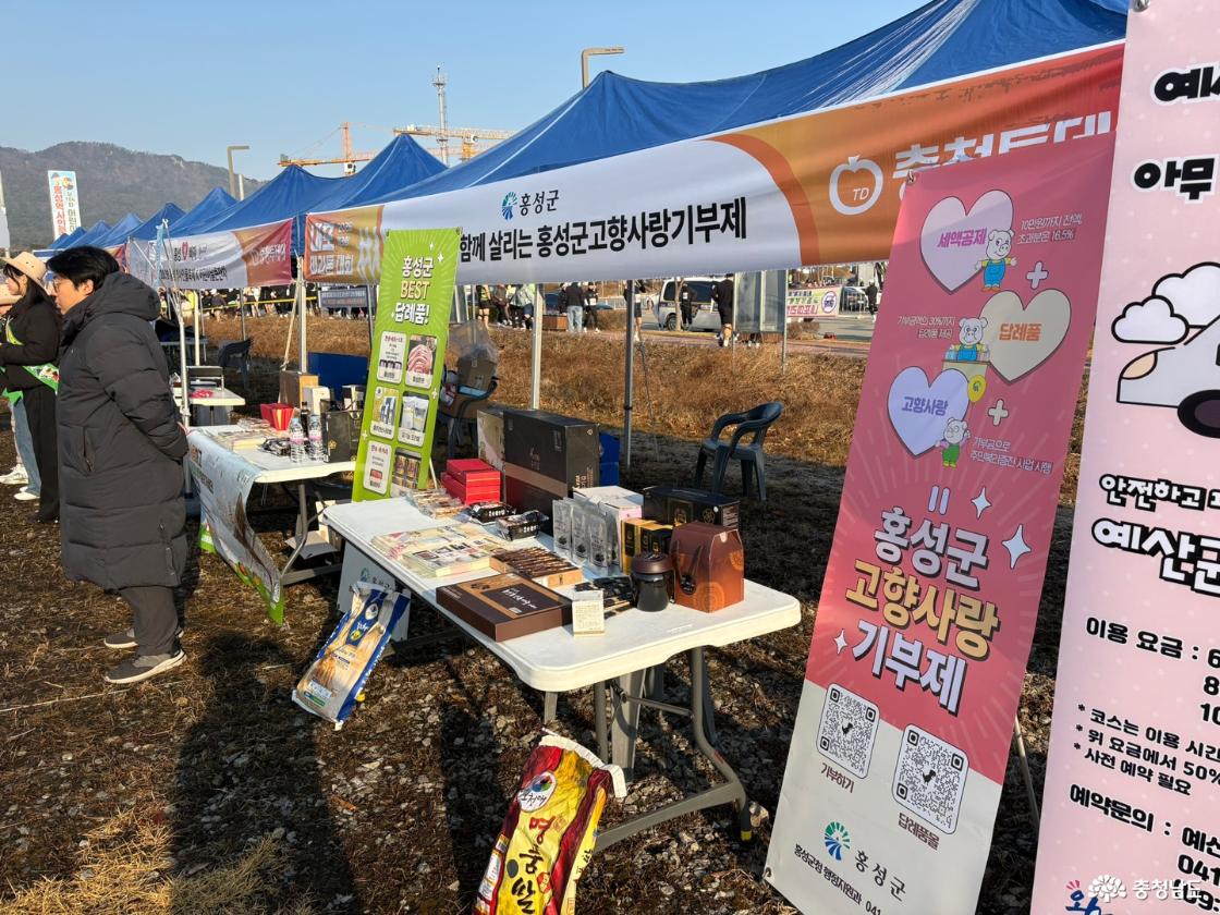 다양한 물품을 나눠주며 홍보하는 부스들
