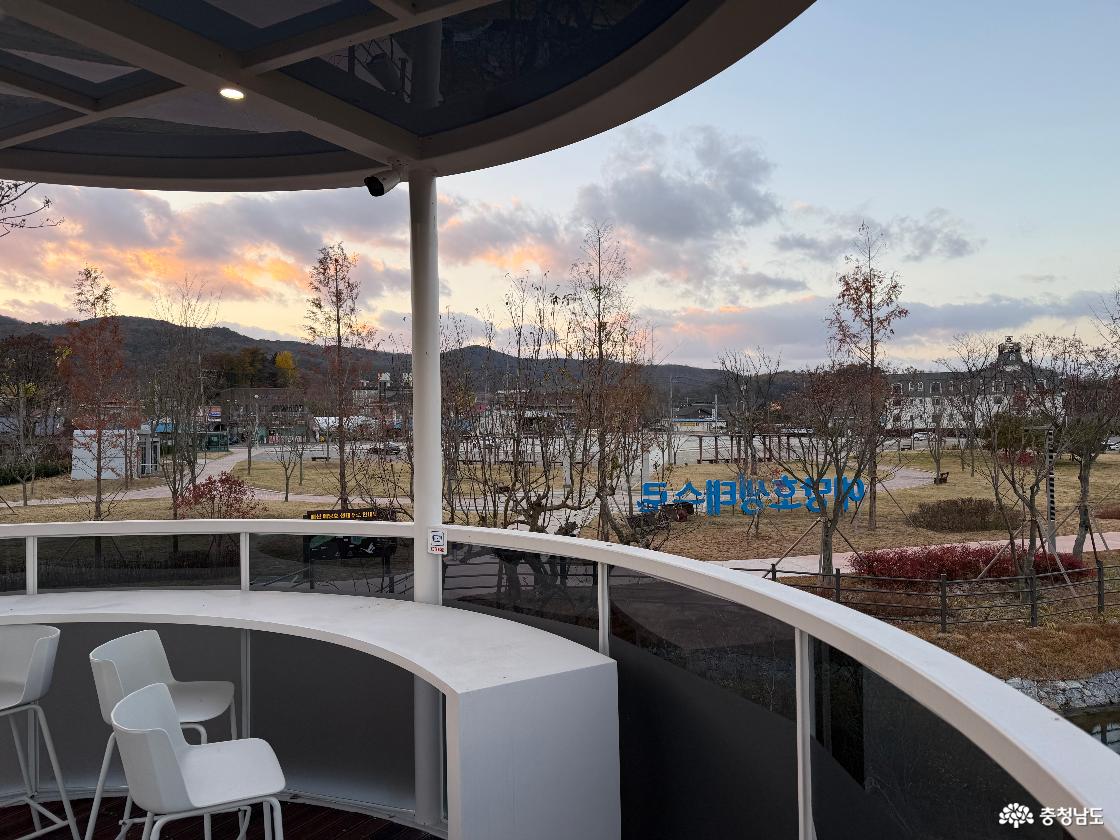 예당호 전망대 의자