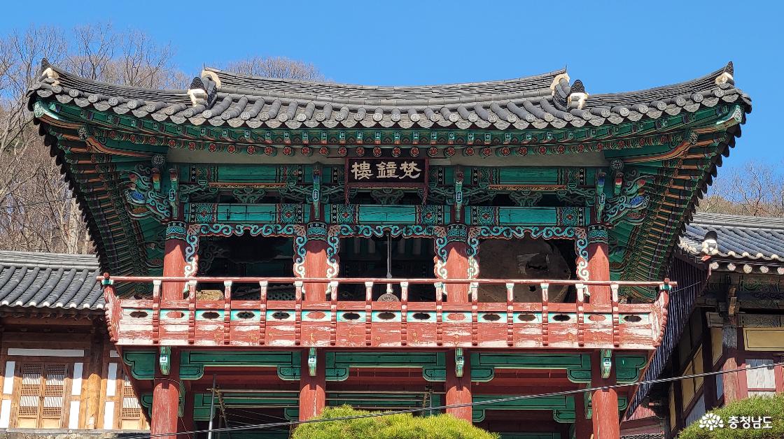 천년고찰 청양 장곡사 범종루 전경.