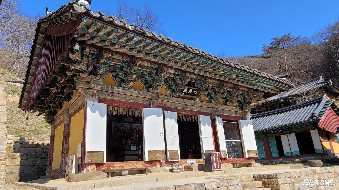 천년고찰 청양 장곡사 하대웅전과 지장전 전경.
