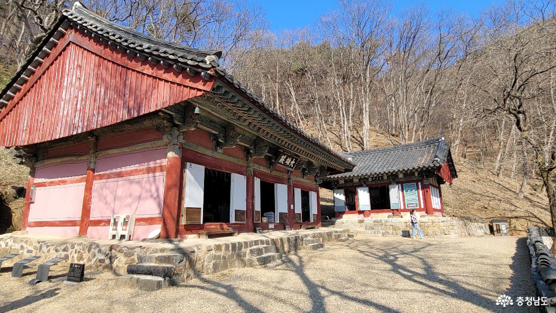 천년고찰 청양 장곡사 상대웅전과 응진전 전경.