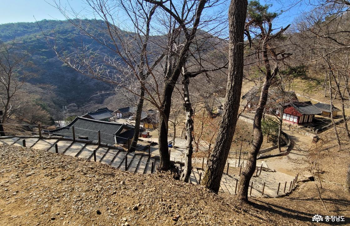 천년고찰 청양 장곡사 삼성각에서 바라본 상대웅전(오른쪽)과 하대웅전(왼쪽 아래) 전경.
