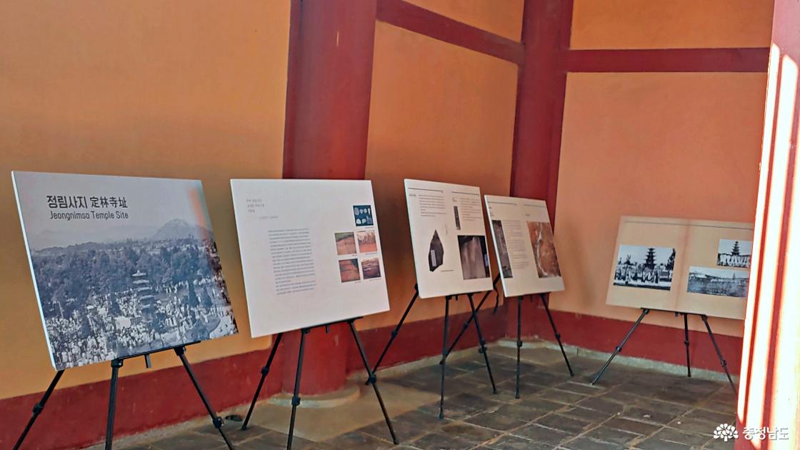 정림사지 강당 내 전시물