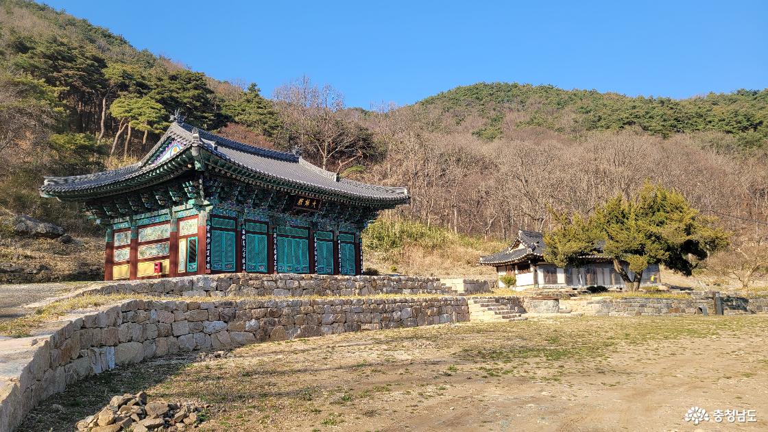 전통사찰 청양 정혜사 대웅전과 가람배치 전경.