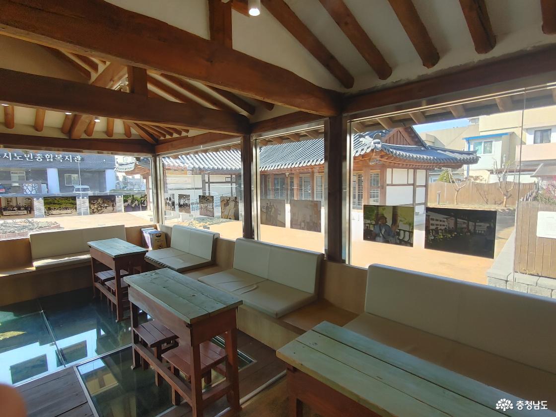 공주문학사랑방 옆에 있는 여행자 쉼터 모습